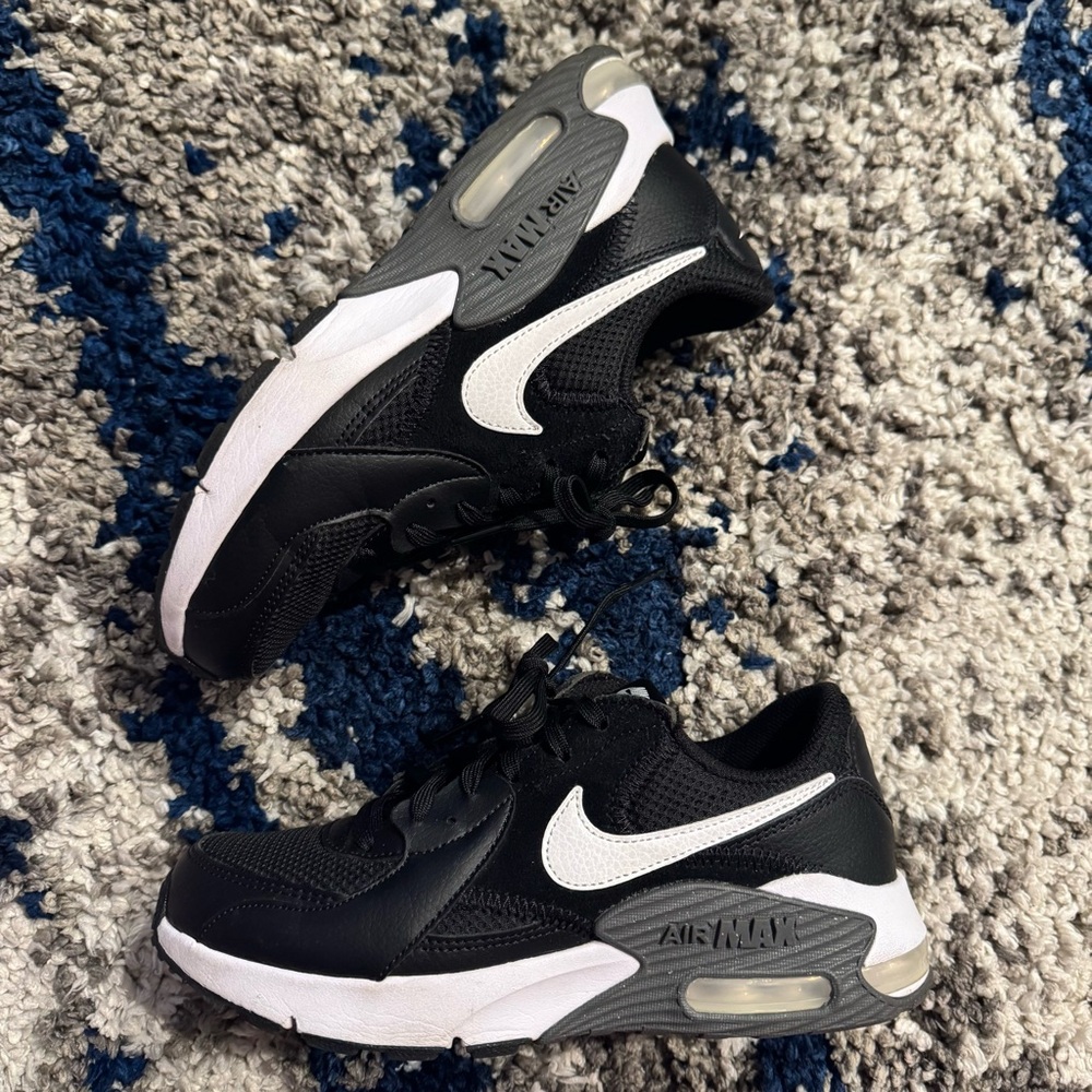 Nike air Max excee women size 7 Black and White Sneakers